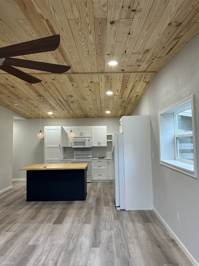 Building Photo - 1 br, 1.5 bath House - 23356 June Bug Trail