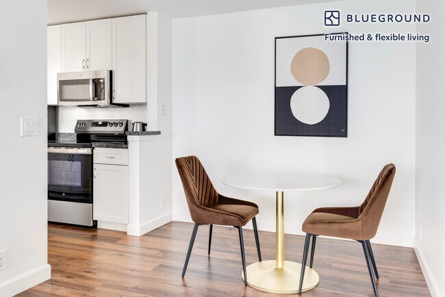 Foto del edificio - 900 Pepper Tree Ln