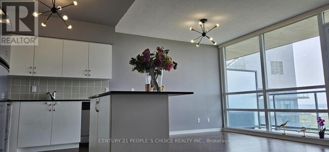 Photo du bâtiment - 2230 Lake Shore Blvd W
