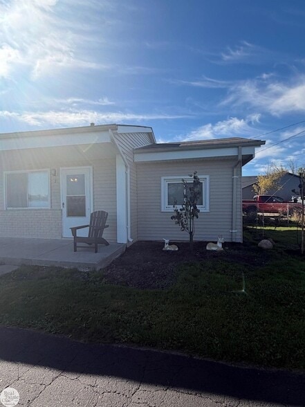 Primary Photo - 9237 N River Rd