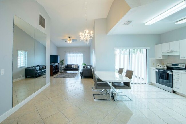 Foto del edificio - 5924 Strawberry Lakes Cir