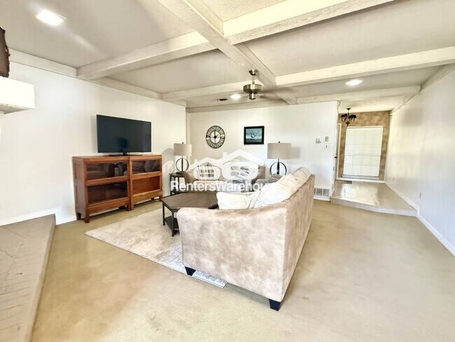 Foto del edificio - Spacious Corner-Lot Home with Cozy Charm a...