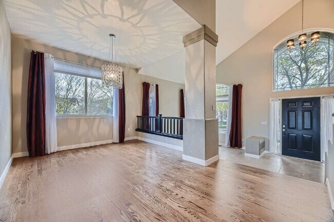 Foto del edificio - Luxury Living Awaits in this Grant Ranch Home! Meticulously Maintained Home Featuring 6 Bedrooms/...