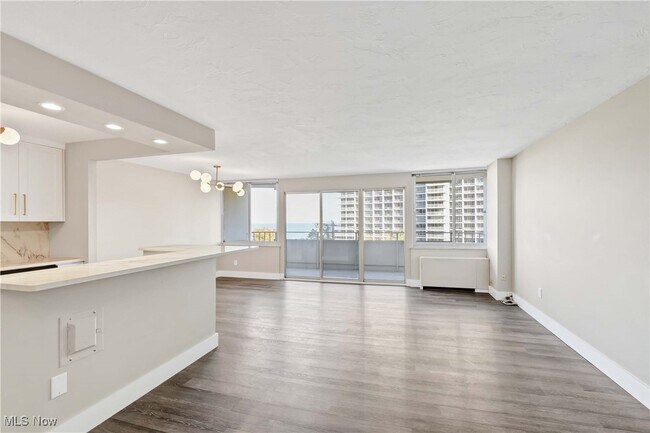 Foto del edificio - 12900 Lake Ave