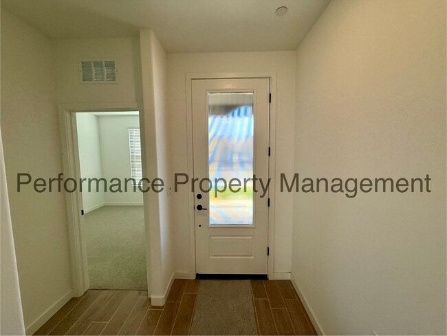 Foto del edificio - Gorgeous 5 Bed/3 Bath New Construction in Gossimer Grove w/ Solar