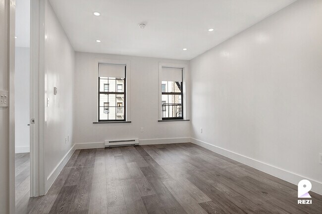 Foto del edificio - 65 Seaman Ave