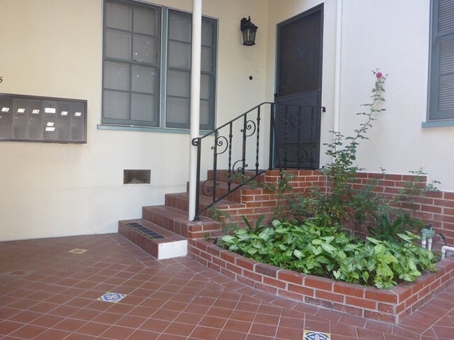 Building Photo - 15 Loma Ave