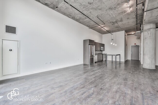 Building Photo - 730 Couch