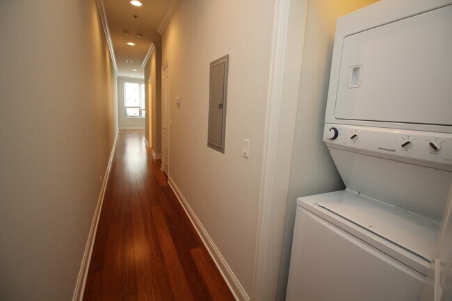 Foto del edificio - 1609 W Warren Blvd