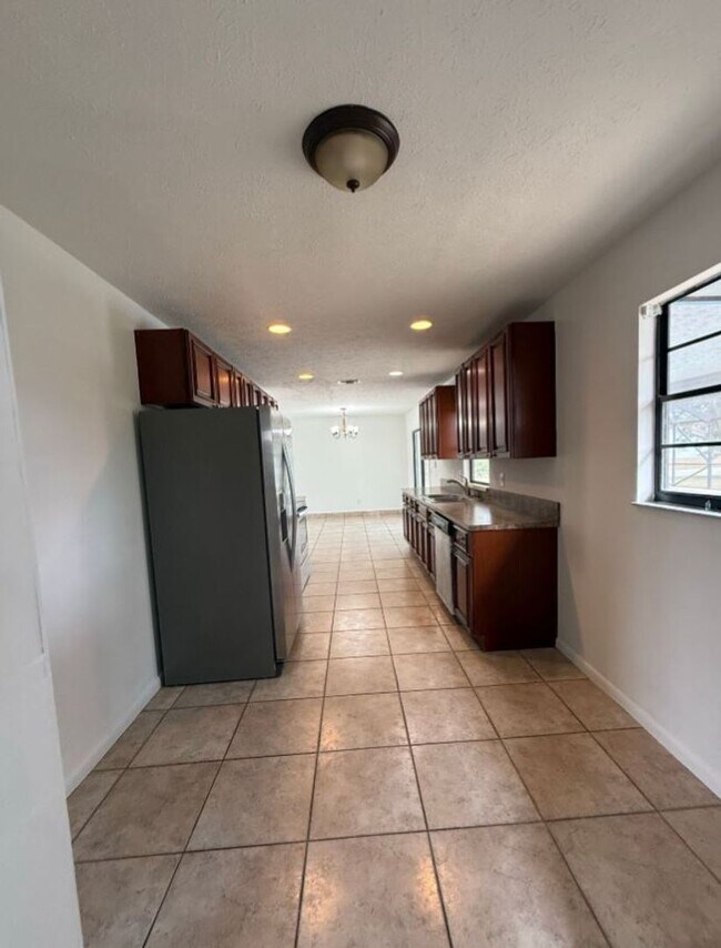 Building Photo - 3/2/1 with screened in patio/pool