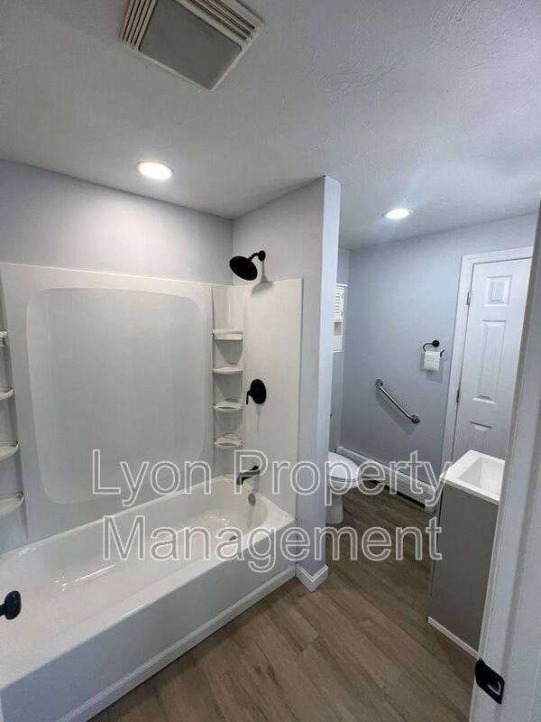 Foto del edificio - 12 Clark Ct