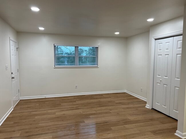 Building Photo - 110 Banks Dr