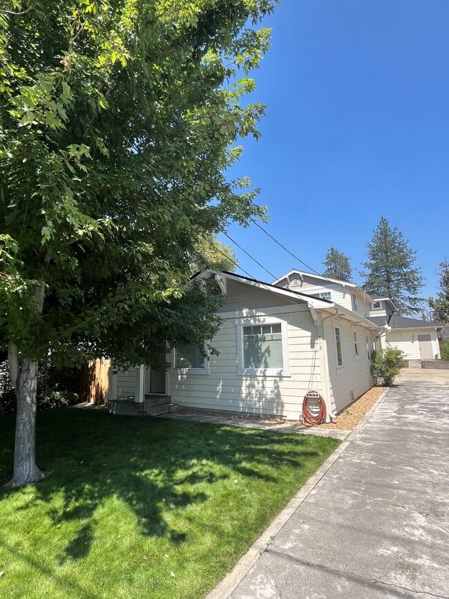 Building Photo - Beautifully Remodeled 2 Bed/1 Bath Single ...