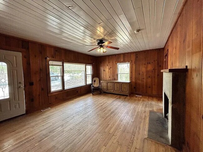 Building Photo - 4 Bedroom 2 Bathroom