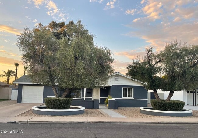 Building Photo - 1816 E Minnezona Ave