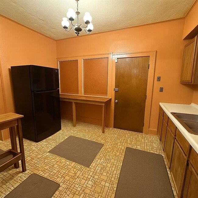 Building Photo - 3 Bedroom 1 Bathroom