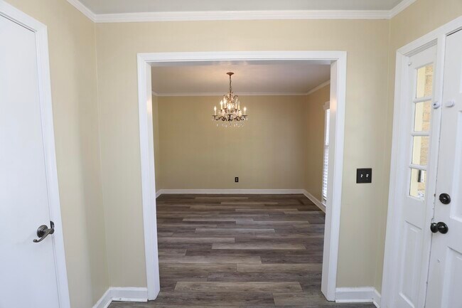 Building Photo - 549 Pringle Dr