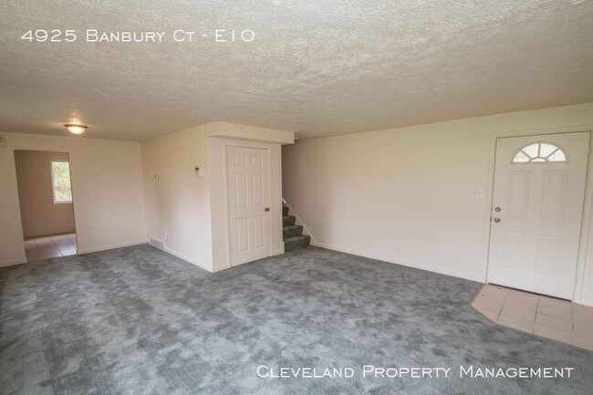 Building Photo - Renovated Warrensville Hts Townhome