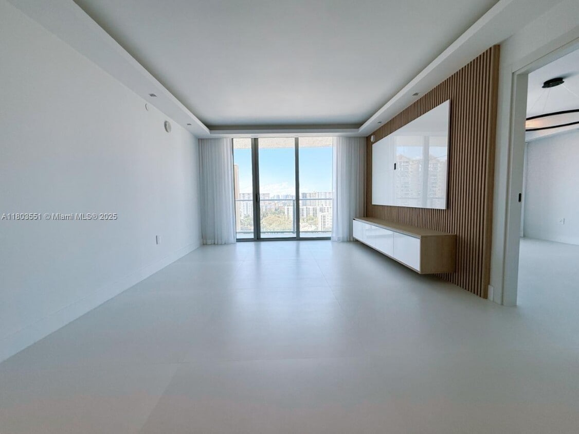 Foto principal - 330 Sunny Isles Blvd