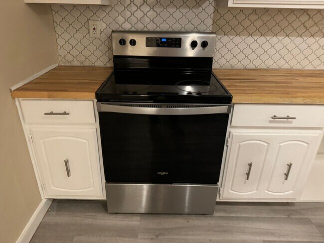 Building Photo - Gorgeous 3/2 Home Available for Lease!