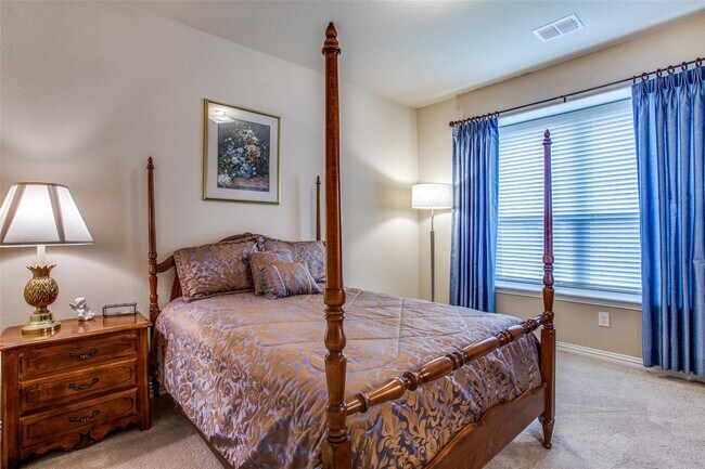 Building Photo - 4216 Hialeah Dr
