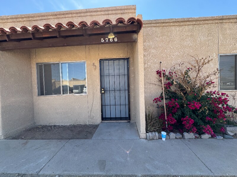 Foto principal - 5766 E 26th St