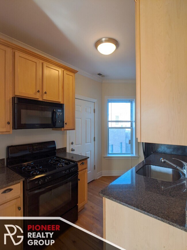 Foto del edificio - 1204 W Waveland Ave