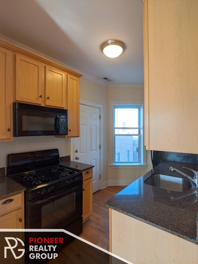 Building Photo - 1204 W Waveland Ave