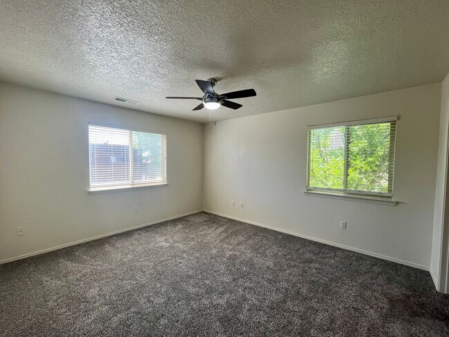 Foto del edificio - Lovely 2 Bedroom 2 Bathroom Condo Located In The NW!