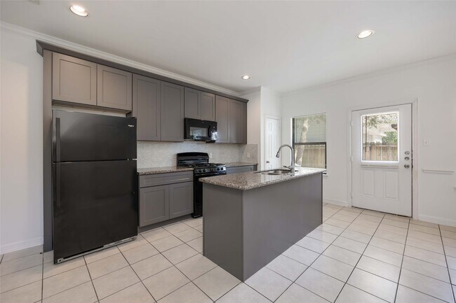 Foto del edificio - 8710 Knox St