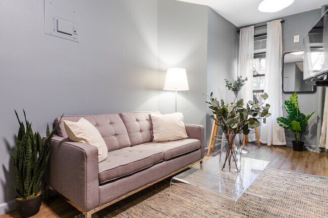 Building Photo - 519 E 5th St