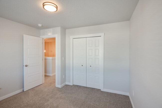 Foto del edificio - Now Leasing this Modern 3 Bedroom Townhome!