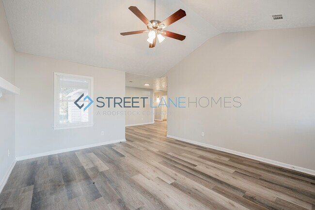 Foto del edificio - NOW OFFERING HALF OFF THE FIRST FULL MONTH...