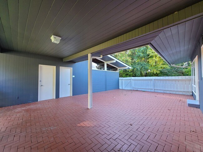 Building Photo - Located on well known 92nd Ave Clyde Hill.