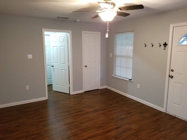 Building Photo - 1821 Garland Dr