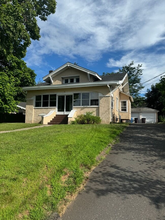 Building Photo - 64 Roxbury Rd