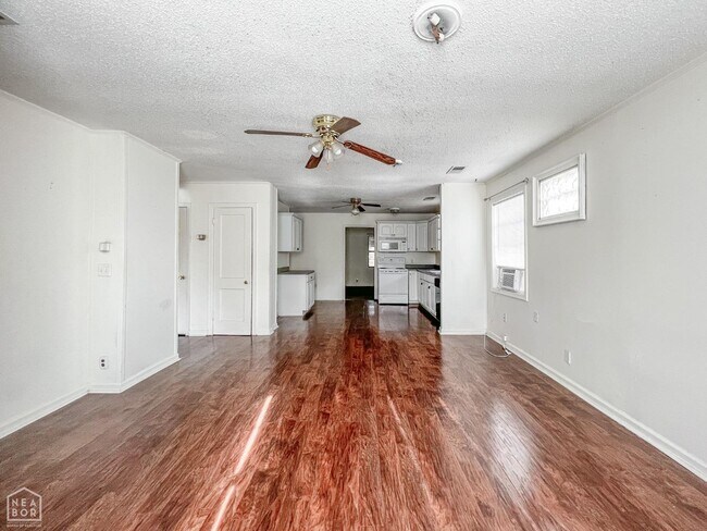Building Photo - 1116 E Forrest Ave