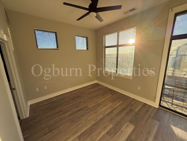 Foto del edificio - 810-421 W. 4th St-1BR/1BA 4th & Broad Condo!
