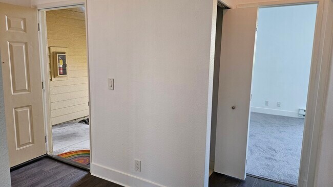 Foto del edificio - 245 Lakeshore Ct