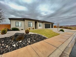 Building Photo - 306 W Red Vis Dr