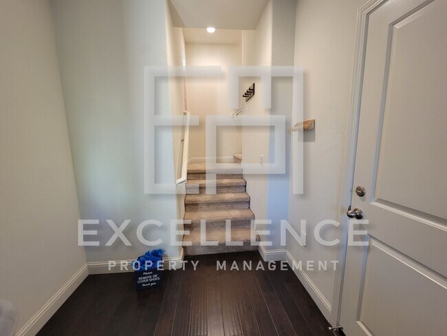 Foto del edificio - Beautiful Updated 3 Story Townhouse With O...