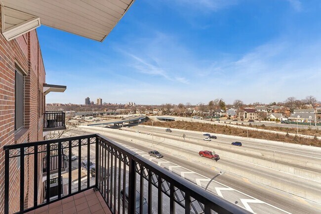 Foto del edificio - 46-146 Grand Central Pkwy
