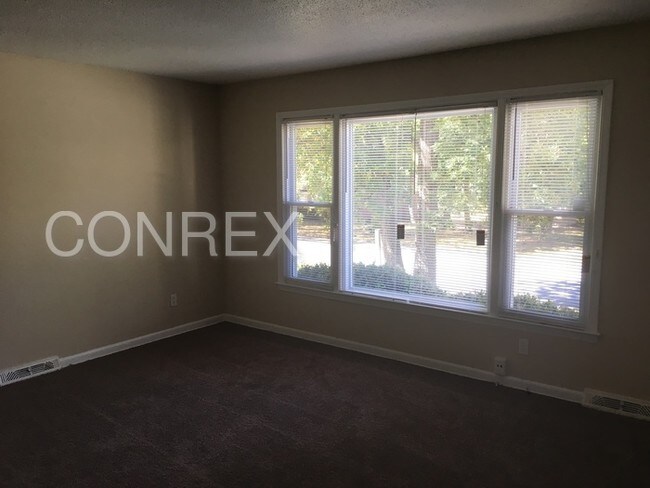 Foto del edificio - 202 7 Oaks Ln