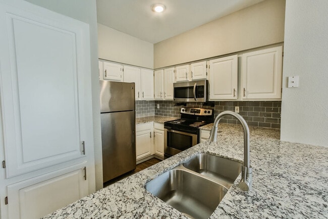 Building Photo - Get a $750 GC + $750 Off Rent!