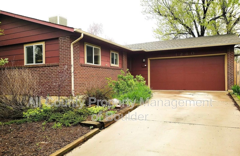 Primary Photo - 1280 Linden Ave