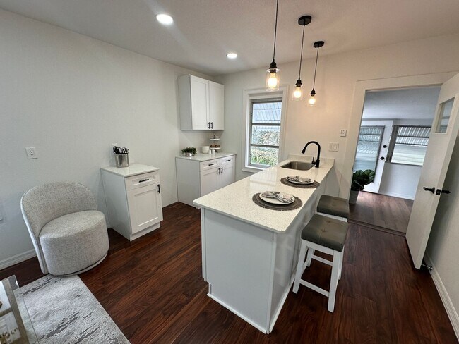 Building Photo - 1 Bed - 1 Bath - Great Location