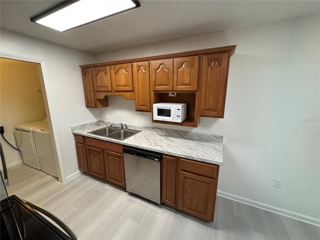 Foto del edificio - 2727 W Oak Ridge Rd