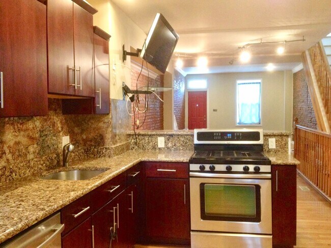 Building Photo - Updated 3 Bedroom Townhome ~ Patterson Place!