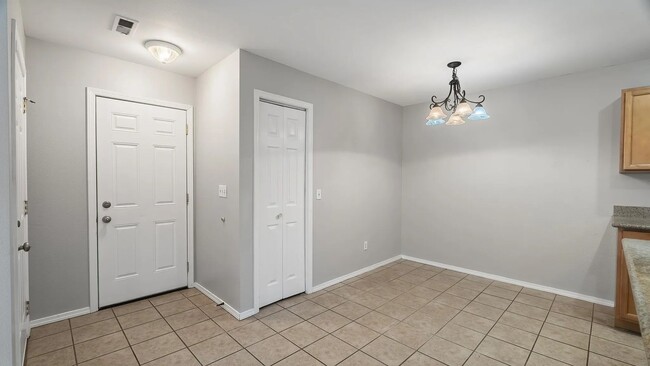 Building Photo - Selling duplex 1.2025