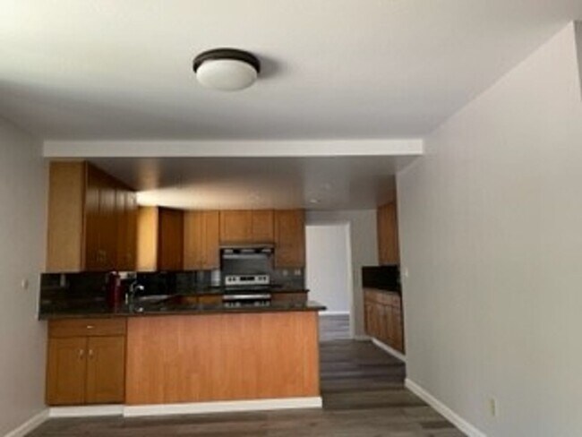 Foto del edificio - -Spacious 4 Bed 2.5 Bath, House, with Hew Hardwood Floors throughout -
